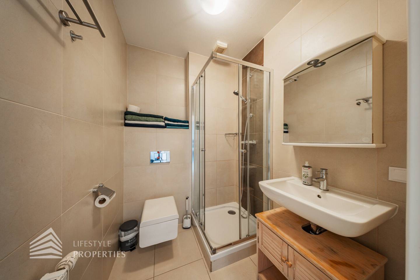 Apartmenthaus mit 16 Apartments, 21 Stellplätze und 2 Geschäftslokalen, Nähe Flughafen Wien