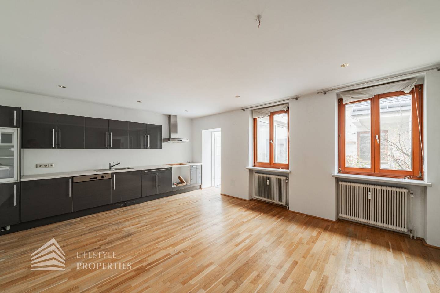 Tenant-free Gründerzeit rental building with approved expansion potential near Wilhelminenberg