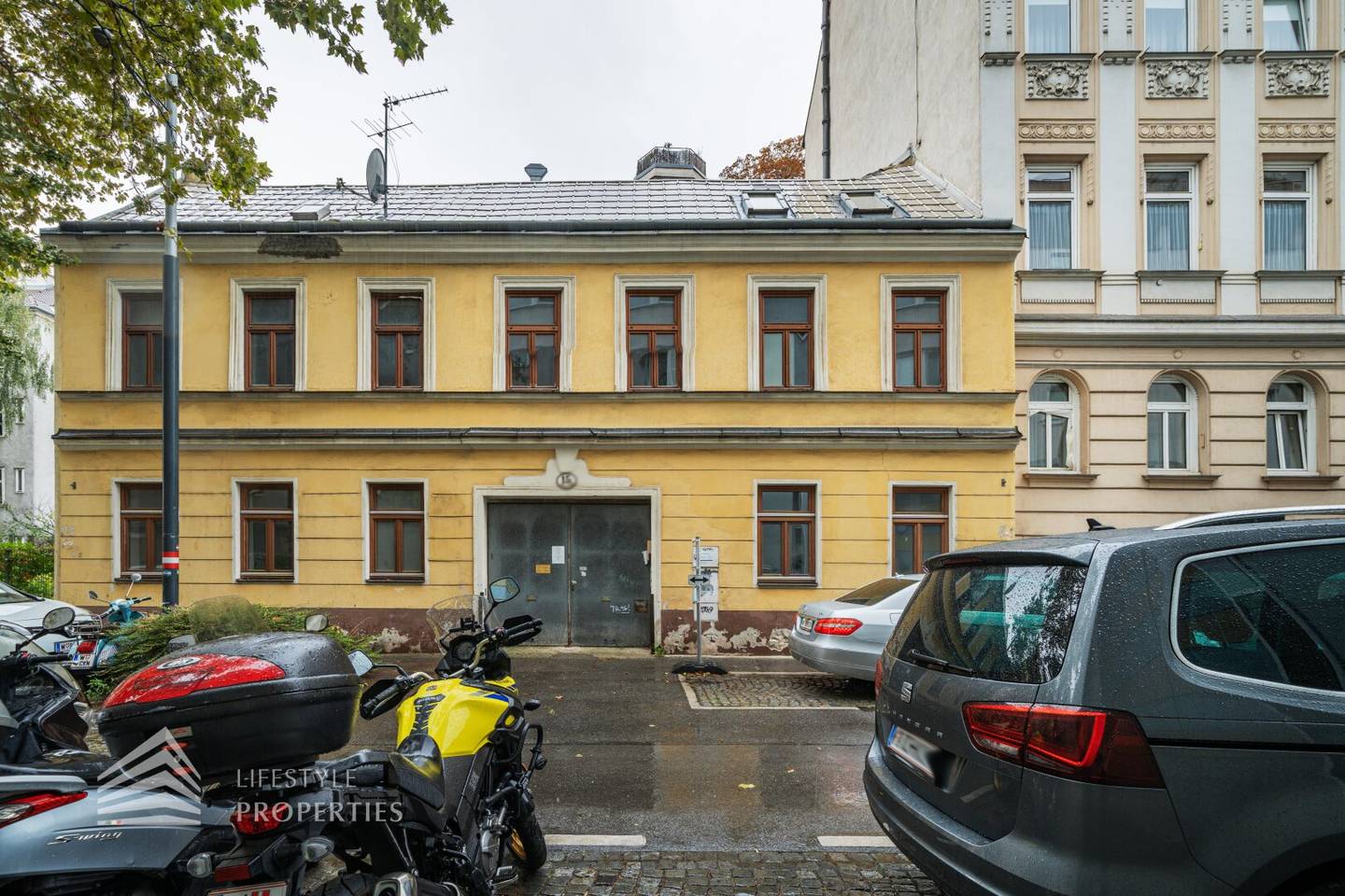 Tenant-free Gründerzeit rental building with approved expansion potential near Wilhelminenberg