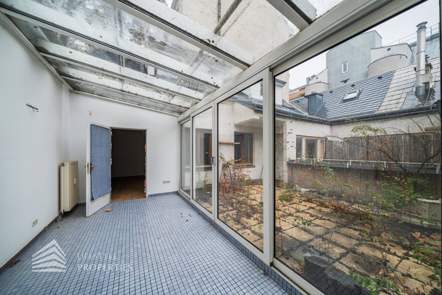 Tenant-free Gründerzeit rental building with approved expansion potential near Wilhelminenberg