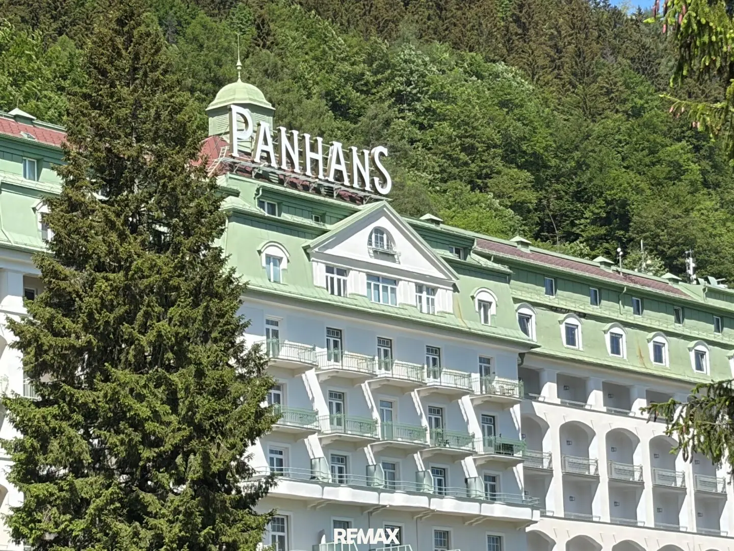 Apartment with mountain panorama and balcony