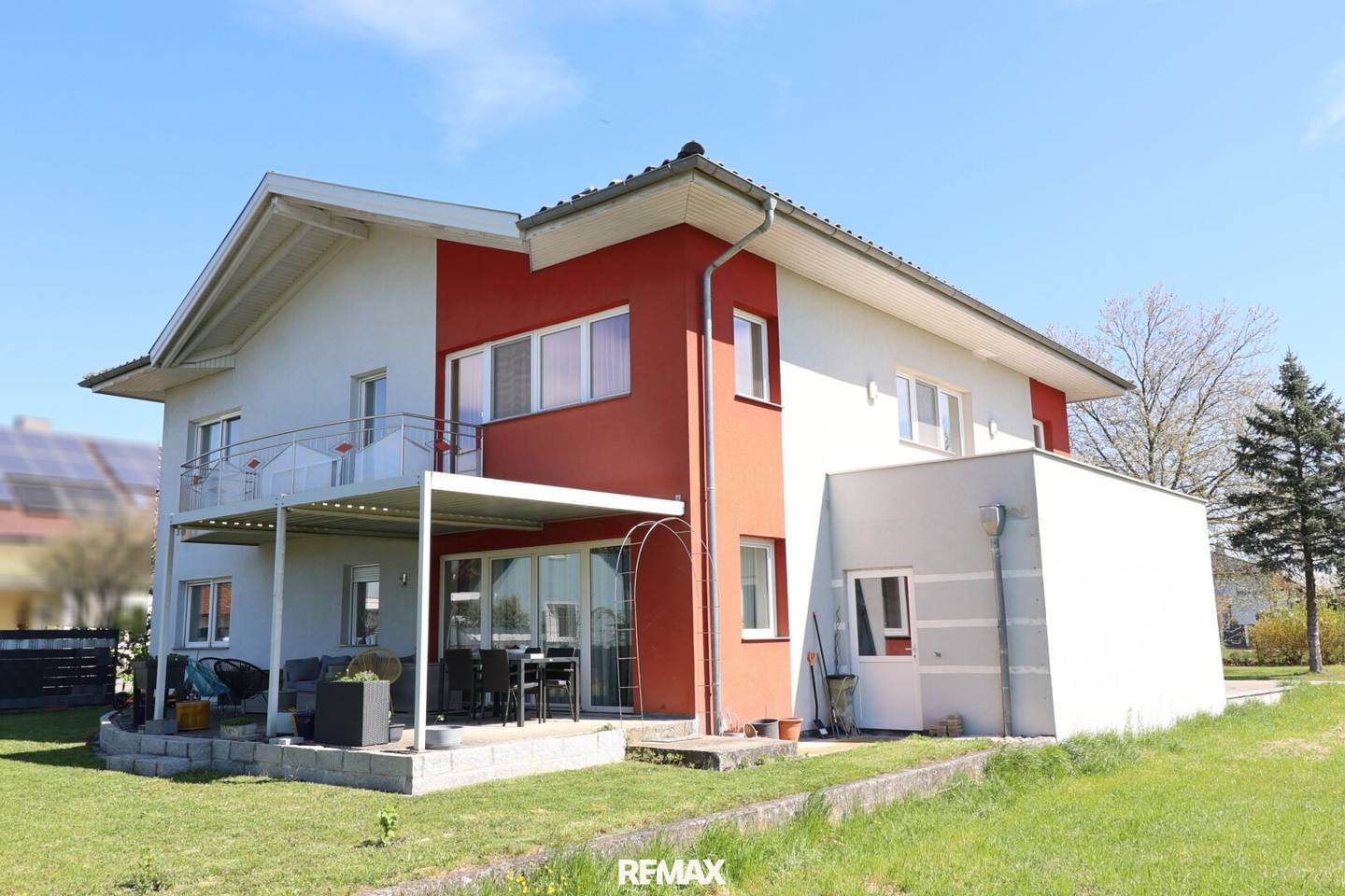 Modernisiertes Mehrfamilienhaus mit Wärmepumpe und Photovoltaik