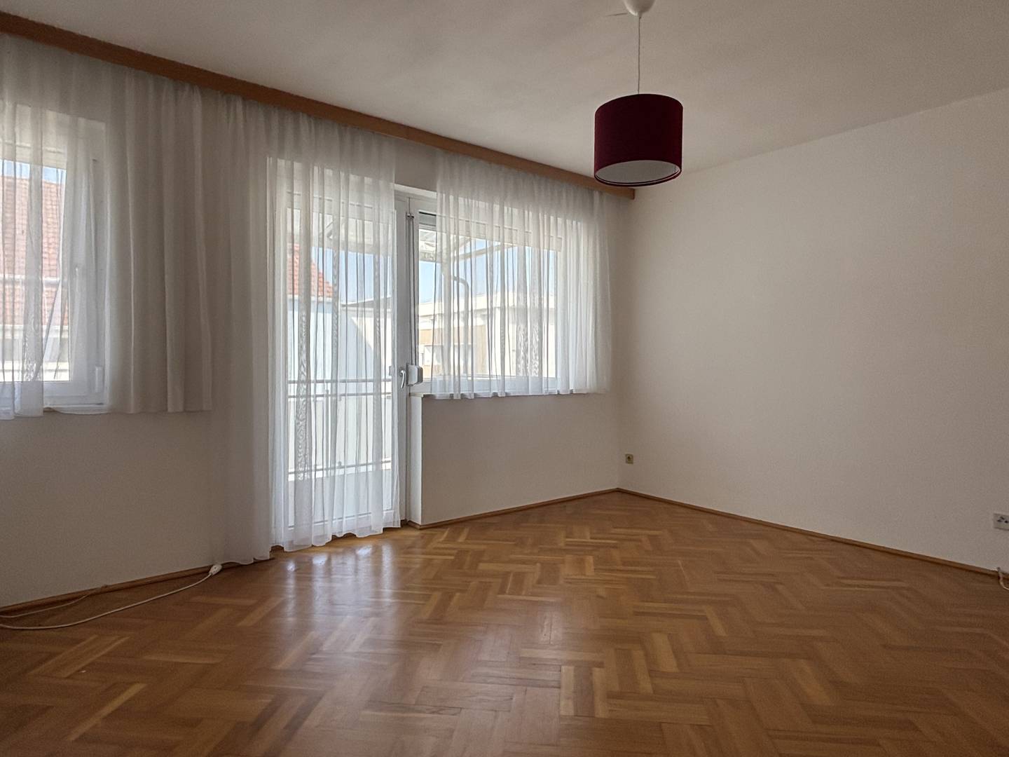 Wohnung with loggia near train station