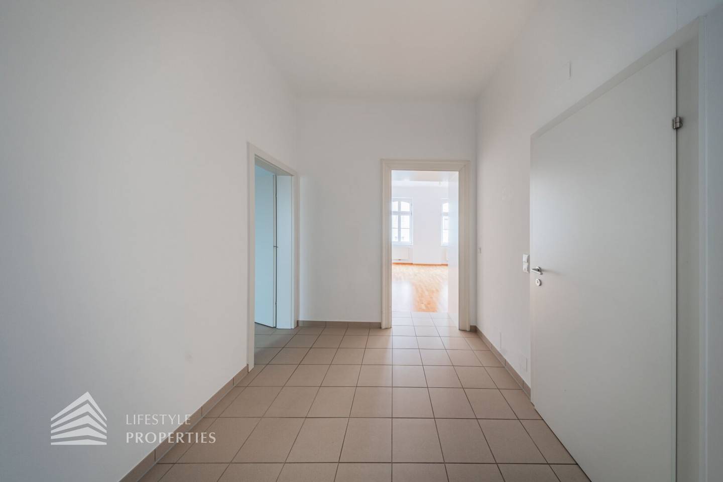 Bright renovated apartment with elevator near Arenbergpark