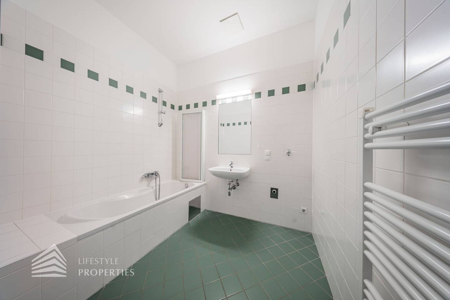 Bright renovated apartment with elevator near Arenbergpark