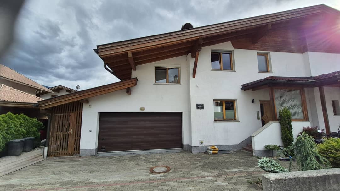 Helle Doppelhaushälfte mit Terrasse Balkon und Garage in Vomp