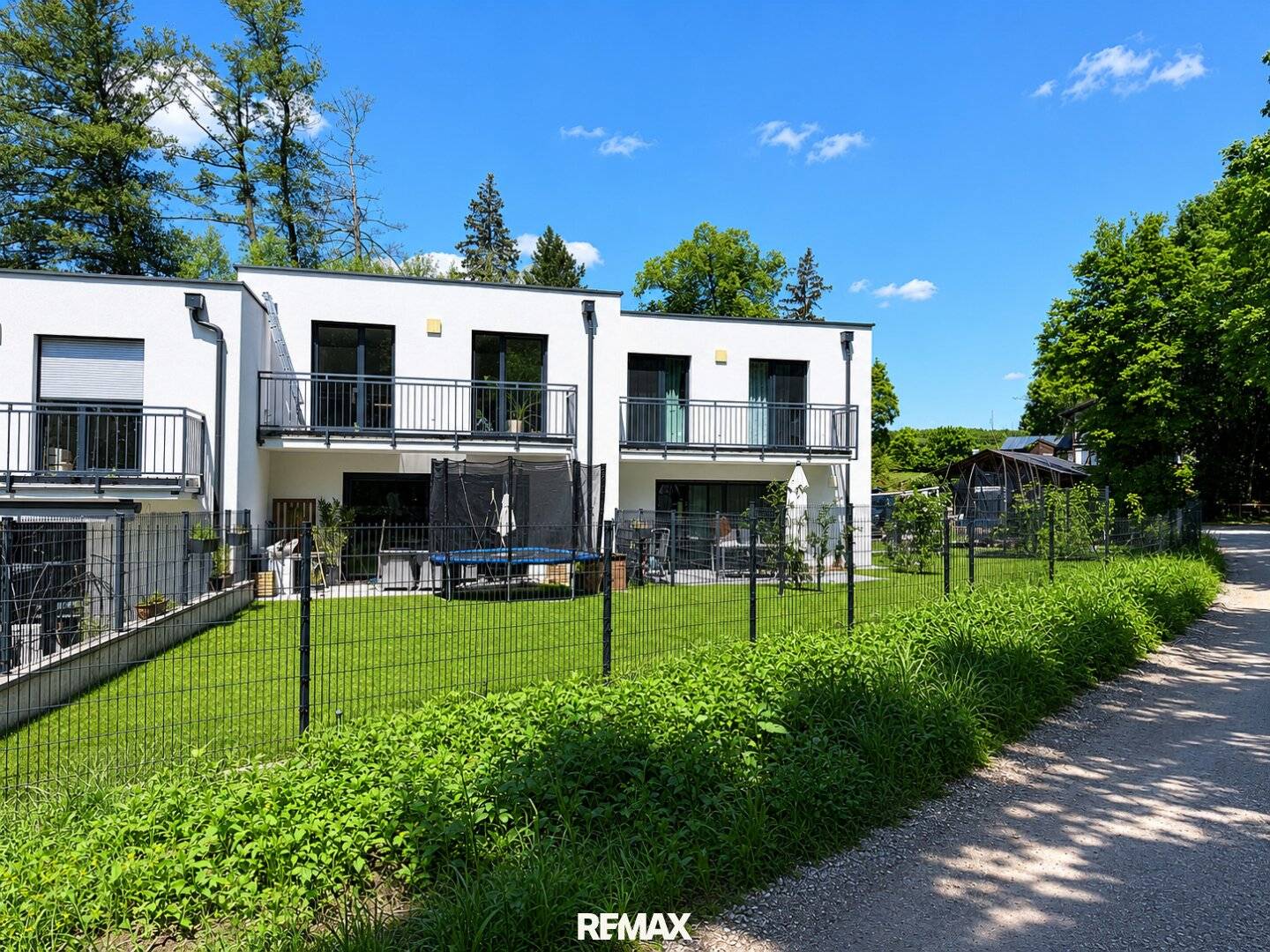 Modern townhouse with garden and parking in quiet location