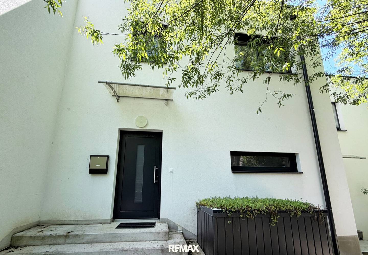 Modern townhouse with garden and parking in quiet location