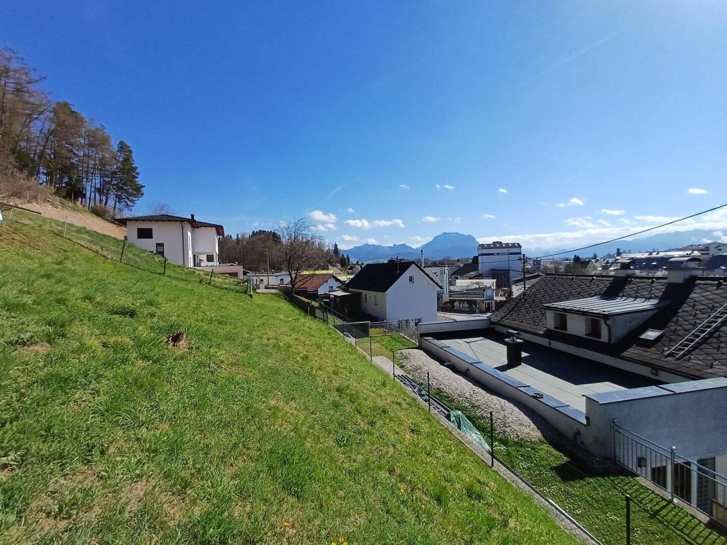 Sonniges Hanggrundstück mit Fernblick in Laakirchen