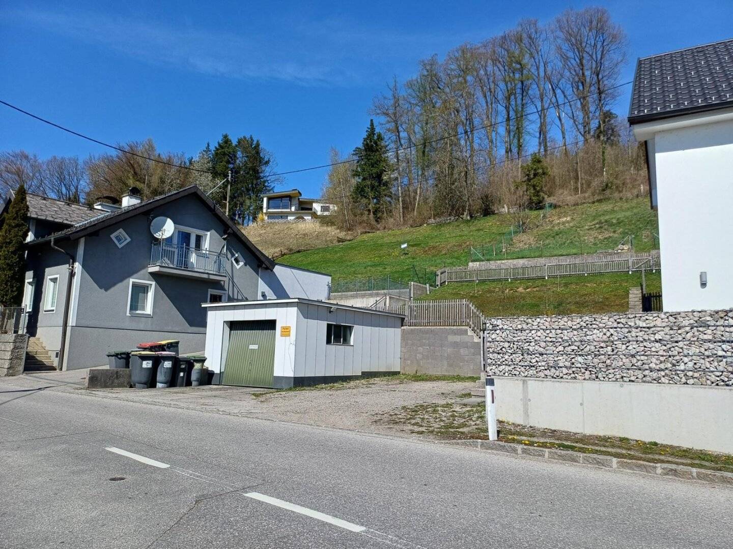 Sonniges Hanggrundstück mit Fernblick in Laakirchen