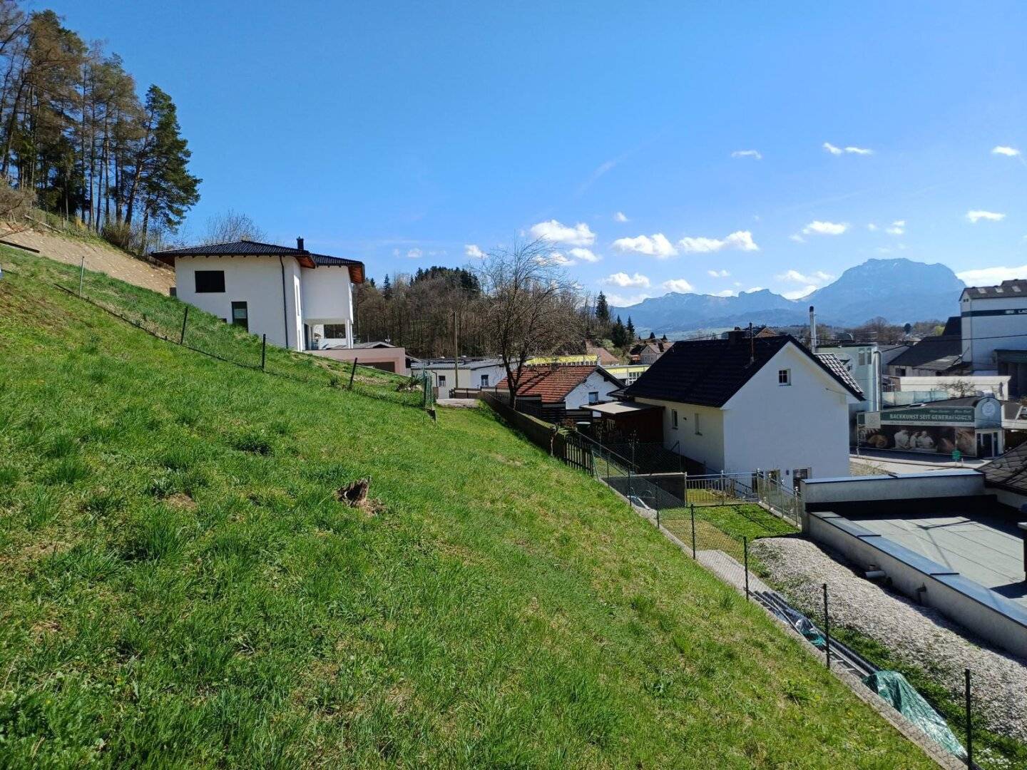Sonniges Hanggrundstück mit Fernblick in Laakirchen