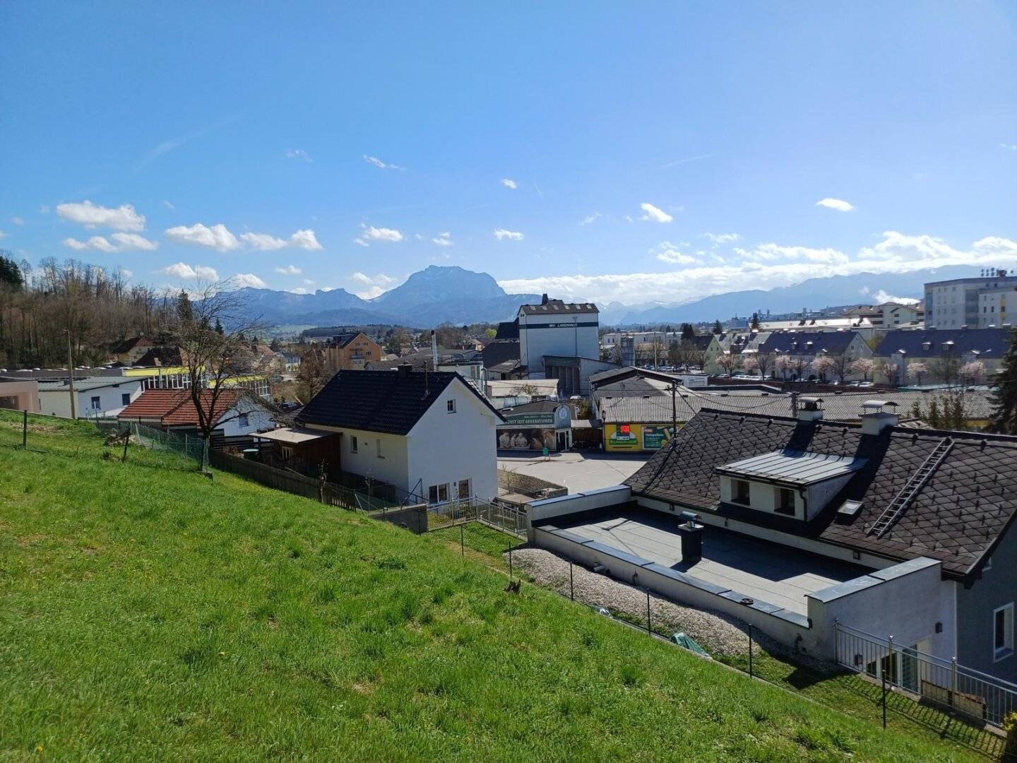 Sonniges Hanggrundstück mit Fernblick in Laakirchen