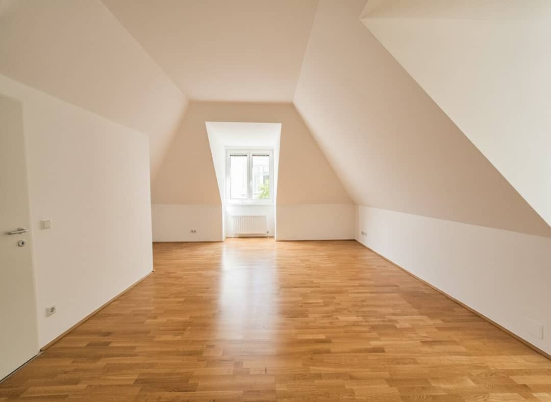Quiet Penthouse Apartment with Southeast Orientation in Prime Location