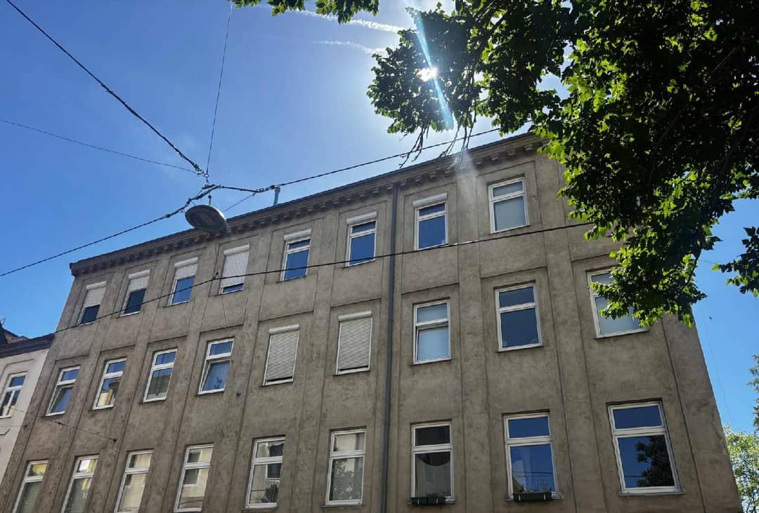 Raw attic with park view and balconies near Brunnenmarkt