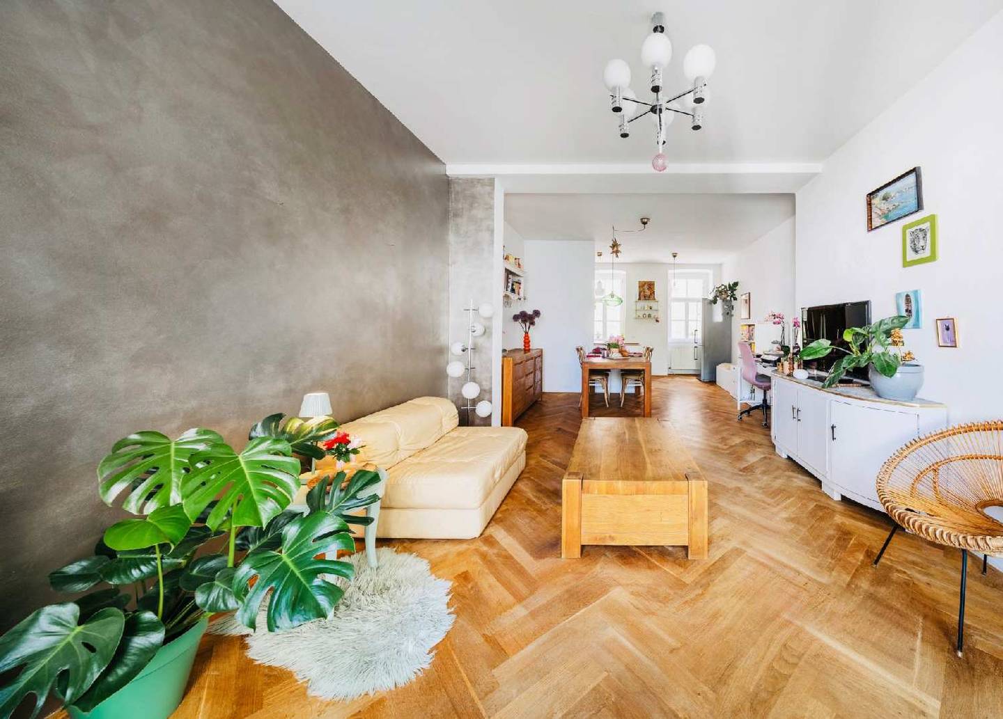 Wohnung Altbau mit Pawlatsche lichtdurchflutet