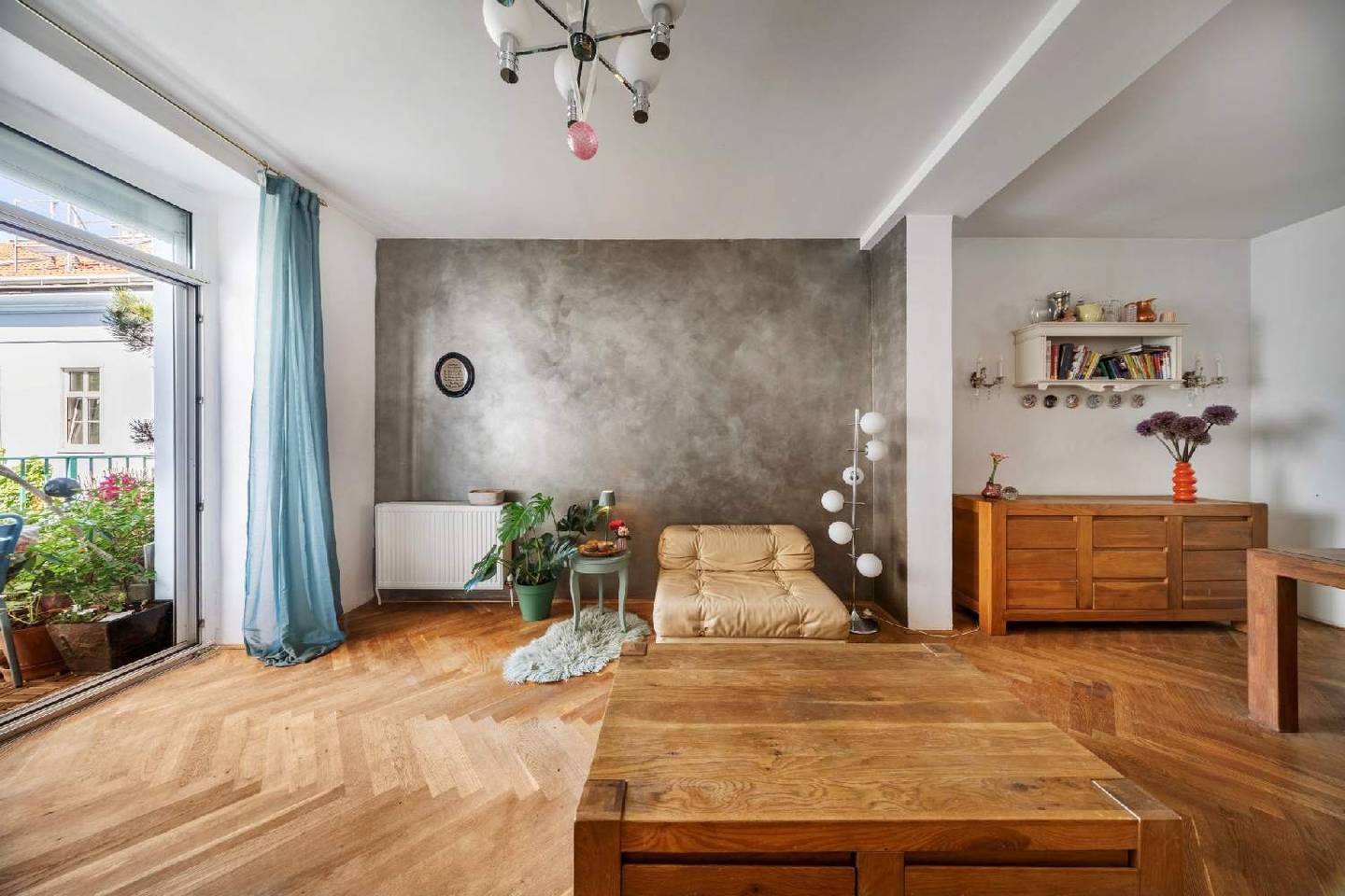Wohnung Altbau mit Pawlatsche lichtdurchflutet