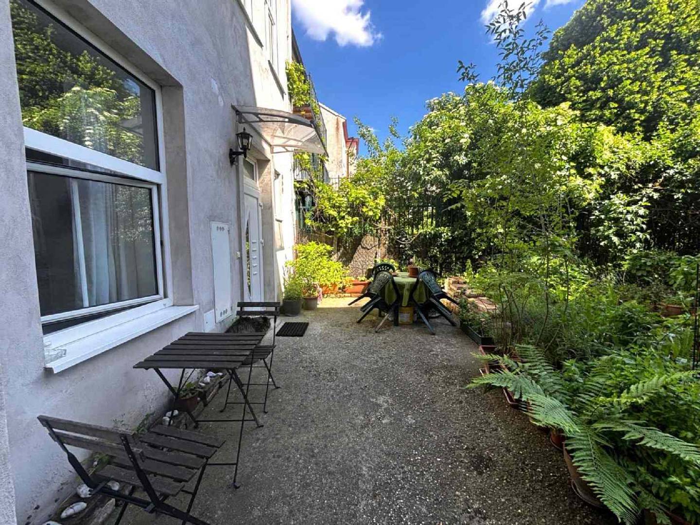 Ground floor apartment near Schubertpark courtyard garden