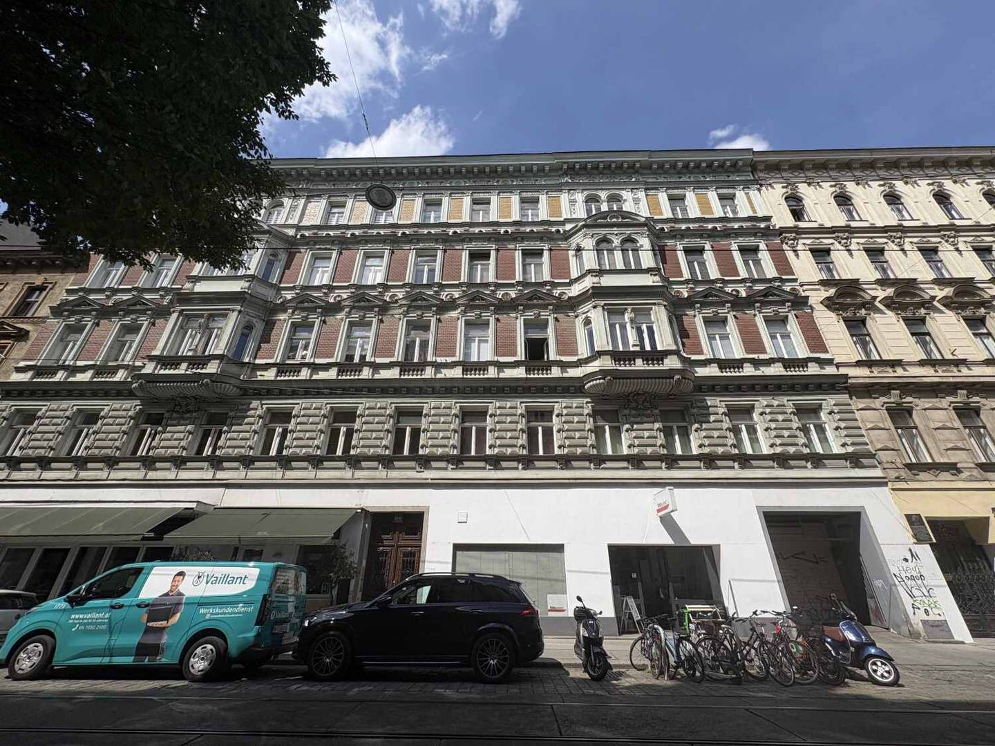 Apartment with loggia in an old building near Rathaus