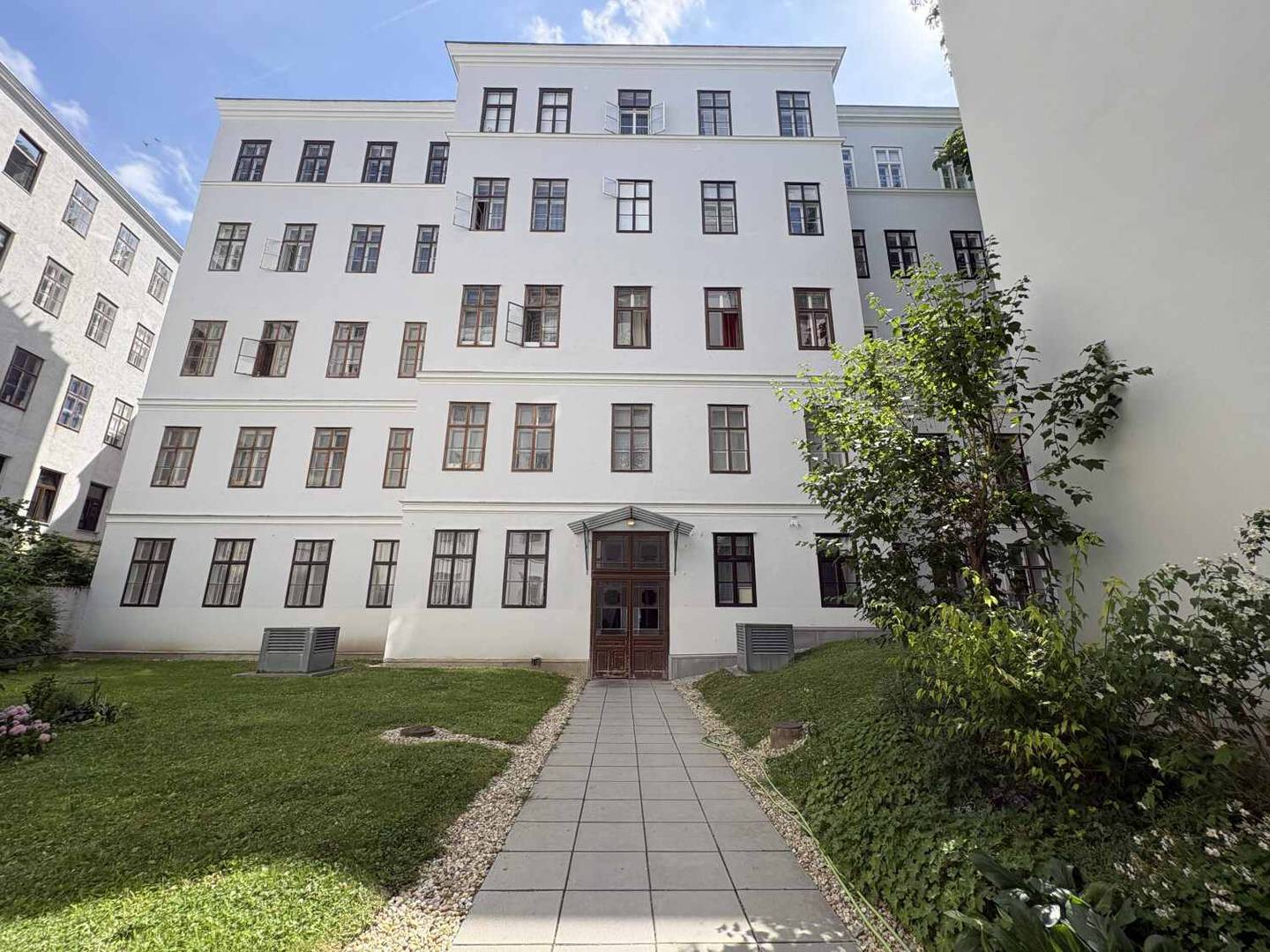 Apartment with loggia in an old building near Rathaus