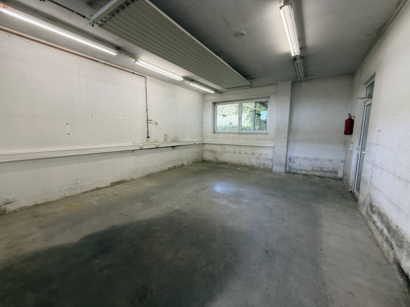 Versatile commercial hall with office and storage in Alkoven