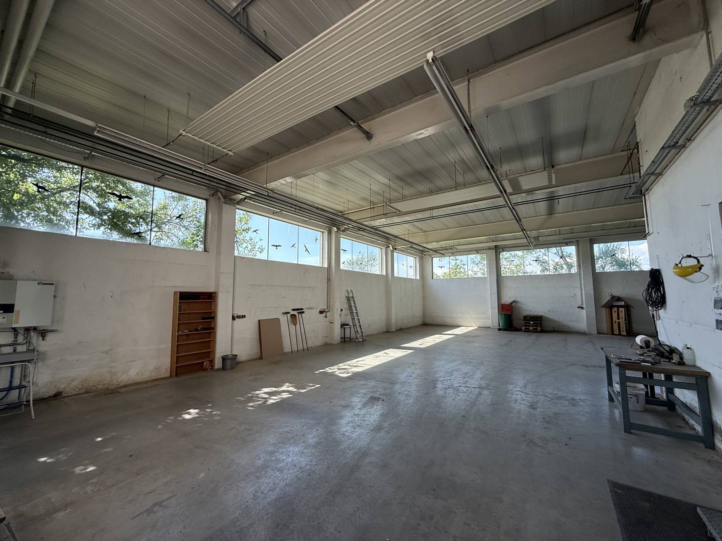 Versatile commercial hall with office and storage in Alkoven