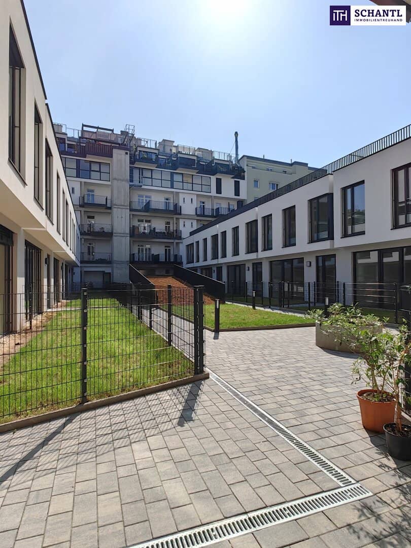 Apartment loggia in quiet courtyard by Danube