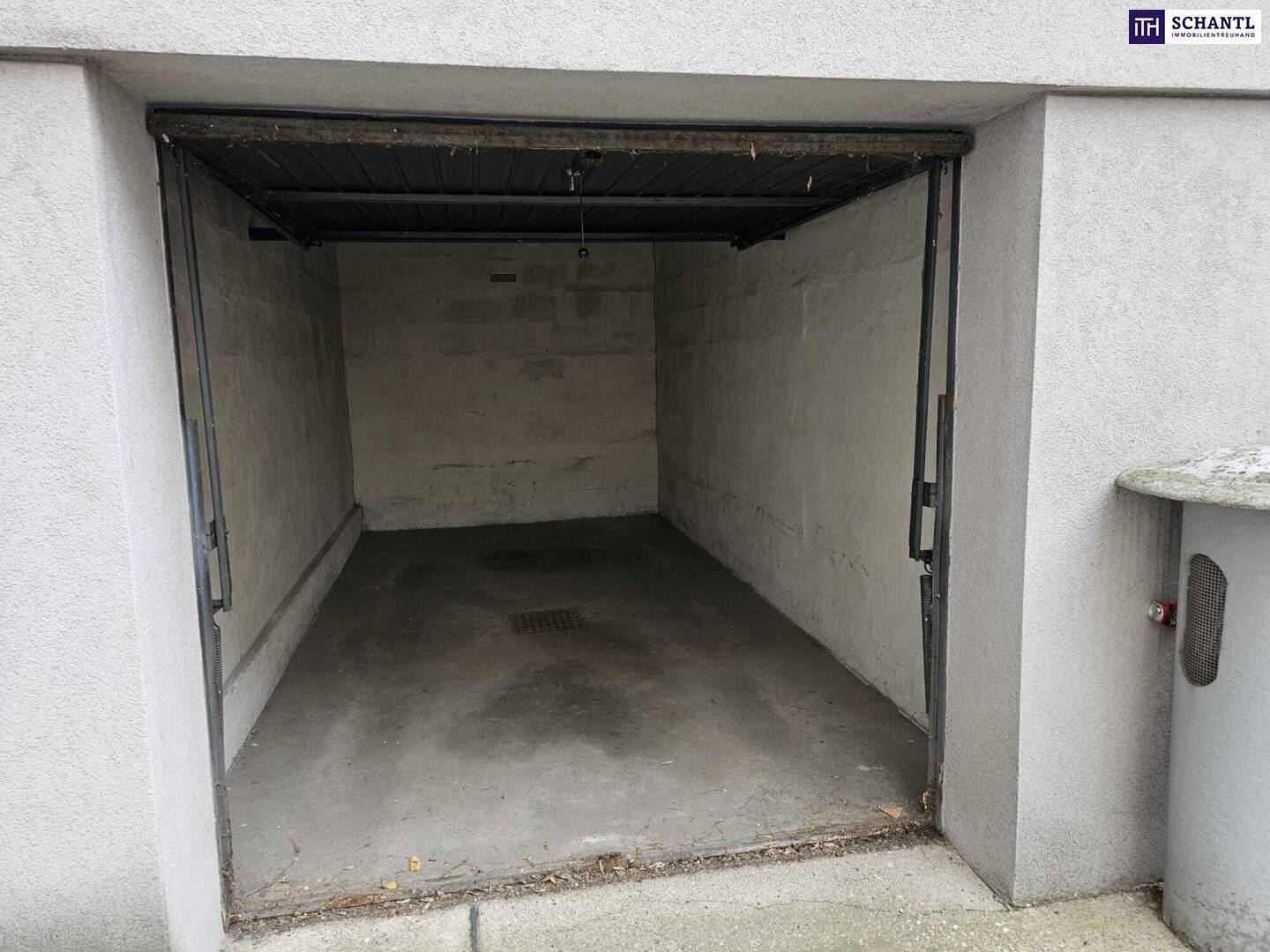 Garage with three parking spaces in Favoriten