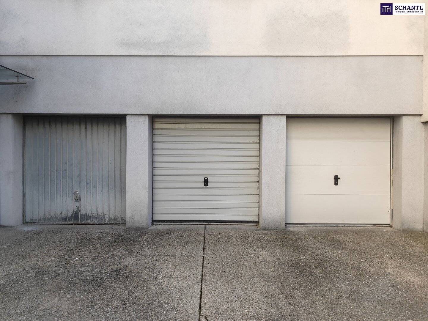 Garage with three parking spaces in Favoriten