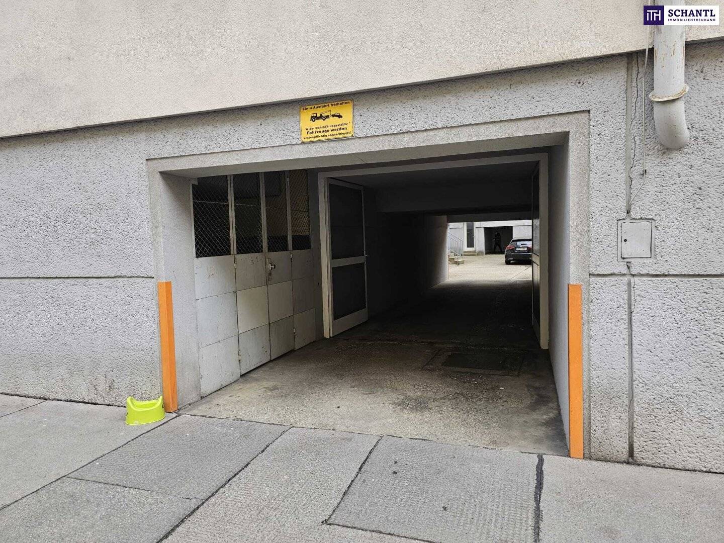 Garage with three parking spaces in Favoriten