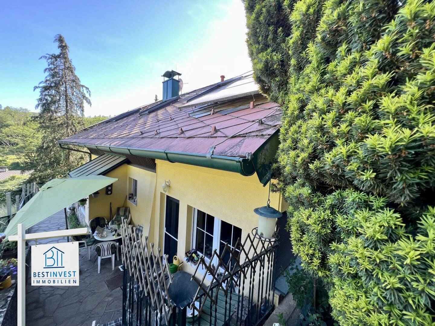 Familienhaus mit Pool und Garten in Hanglage