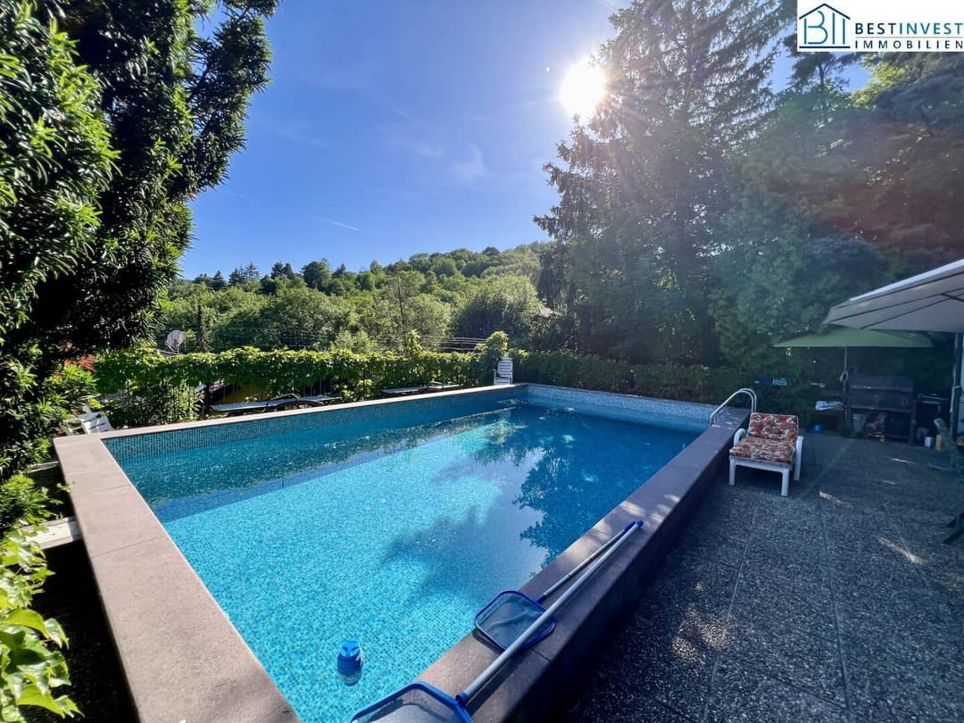 Familienhaus mit Pool und Garten in Hanglage