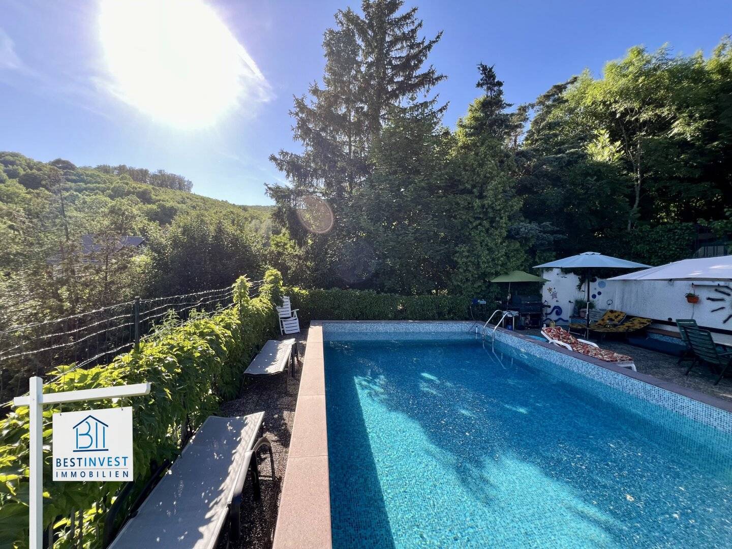 Familienhaus mit Pool und Garten in Hanglage