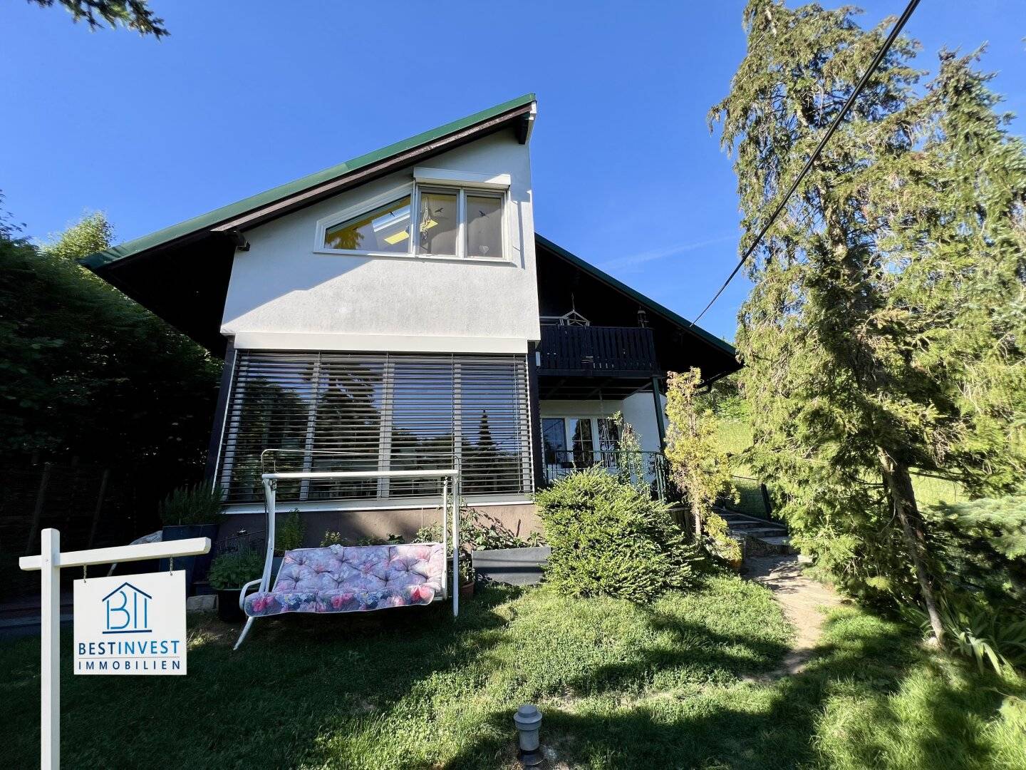 Familienhaus mit Pool und Garten in Hanglage