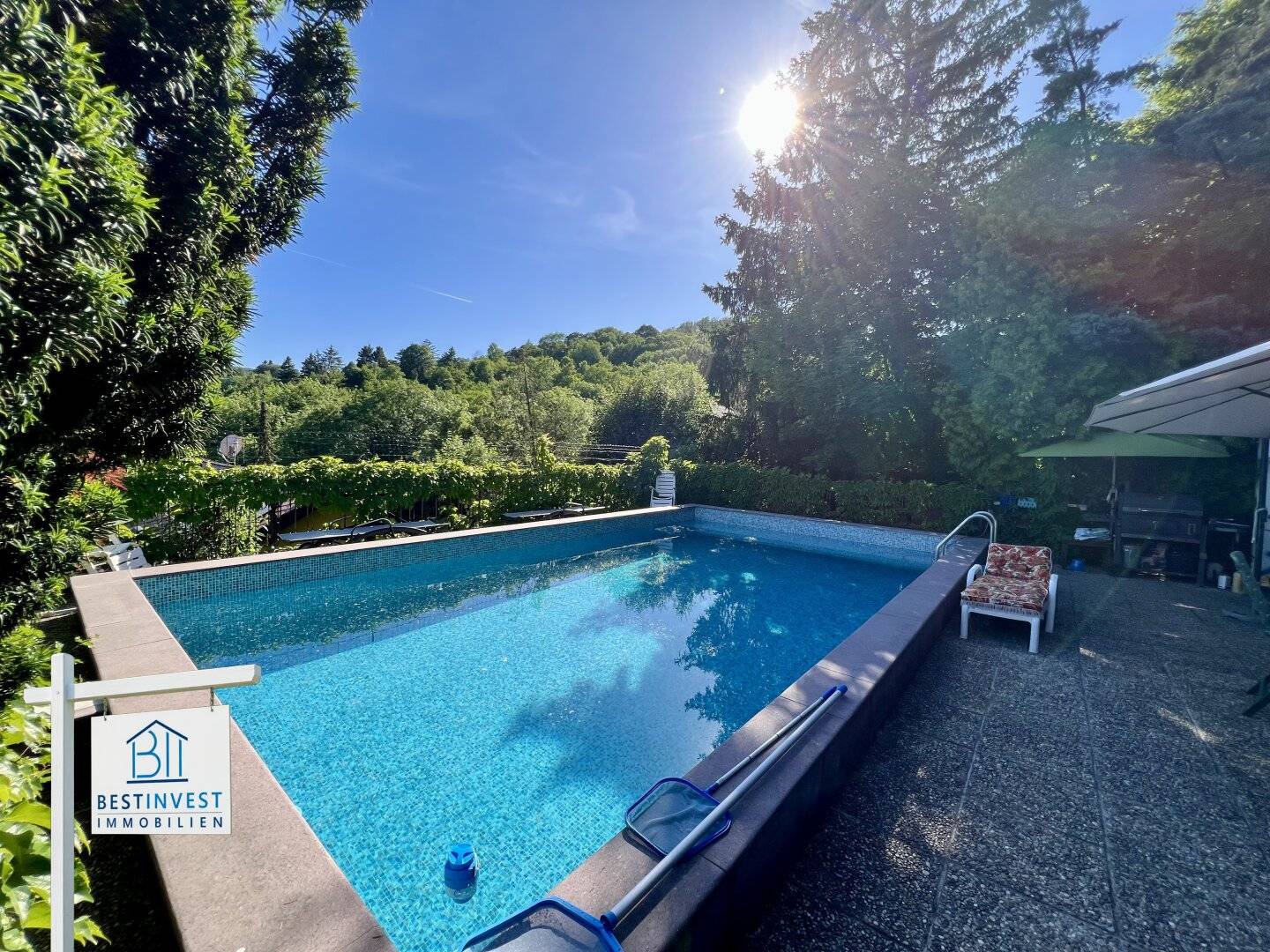 Familienhaus mit Pool und Garten in Hanglage