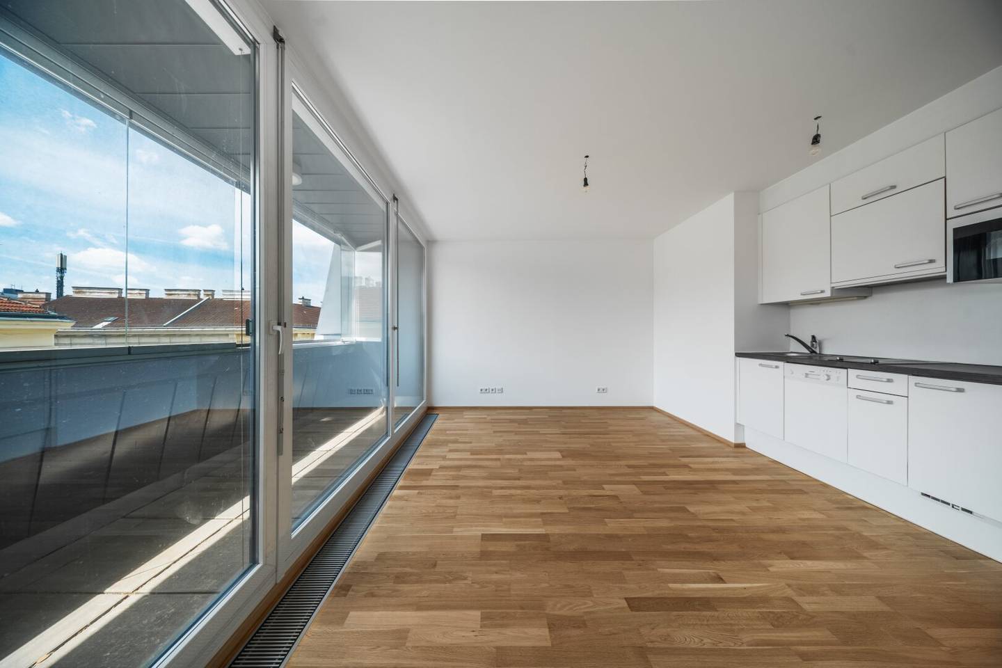 TOPMIKROLAGE! Sonnige DACHWOHNUNG mit traumhafter Loggia, FERNBLICK und PRIVATSPHÄRE!