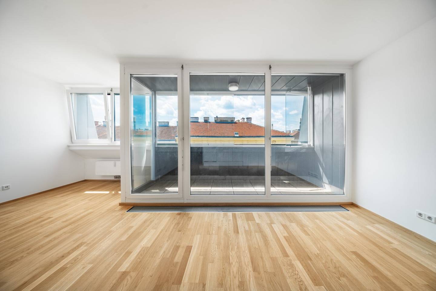 TOPMIKROLAGE! Sonnige DACHWOHNUNG mit traumhafter Loggia, FERNBLICK und PRIVATSPHÄRE!