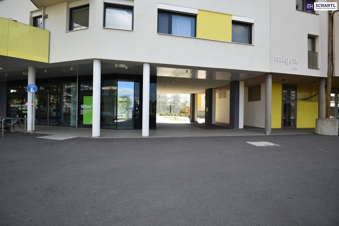 Barrier-free retail space with large display windows in new build