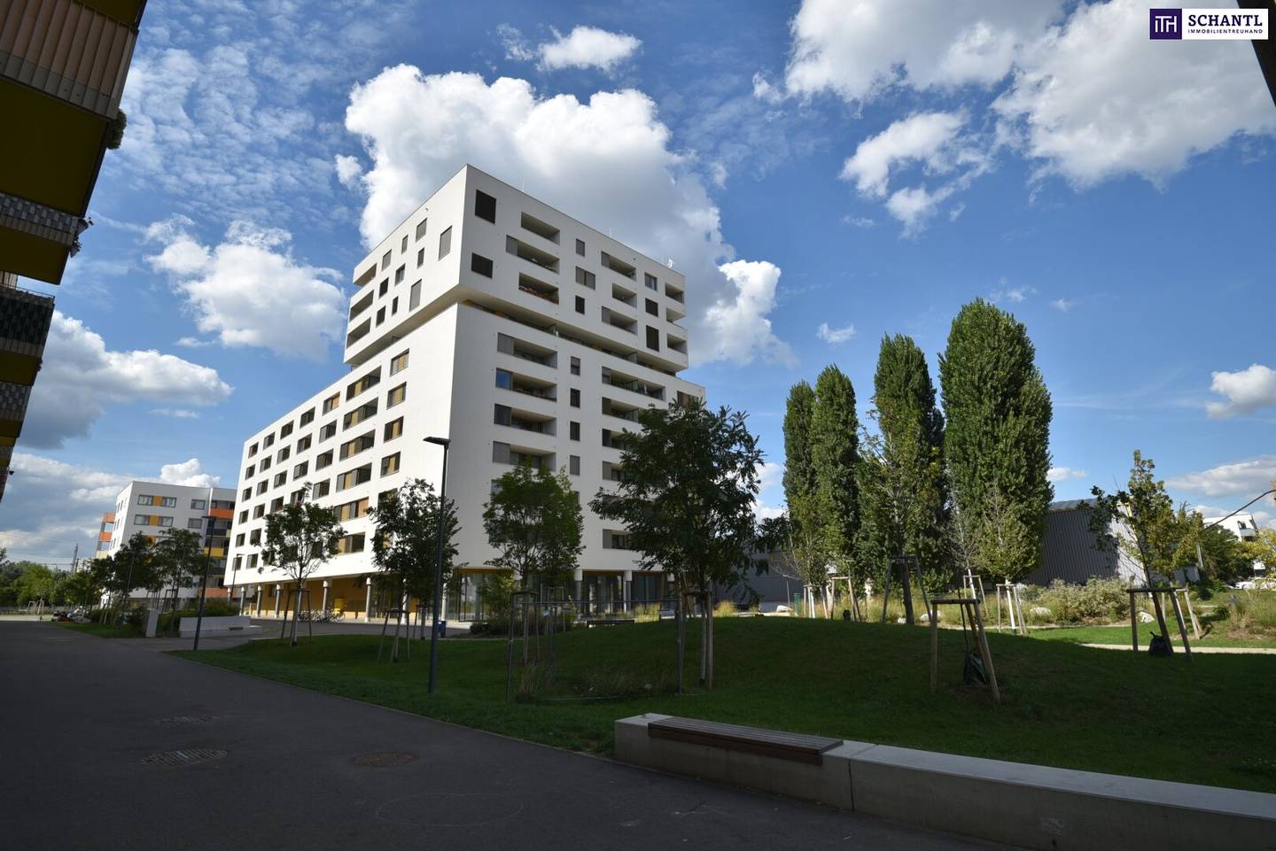 Barrier-free retail space with large display windows in new build