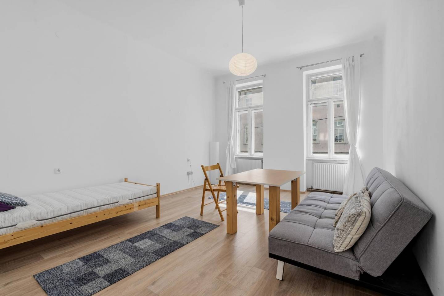 Old building apartment with high ceilings near Schönbrunn U4