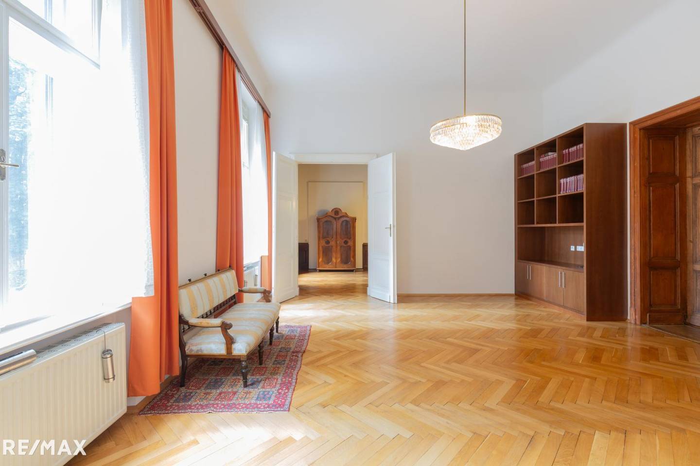 Wohnung mit hohen Decken und Wintergarten