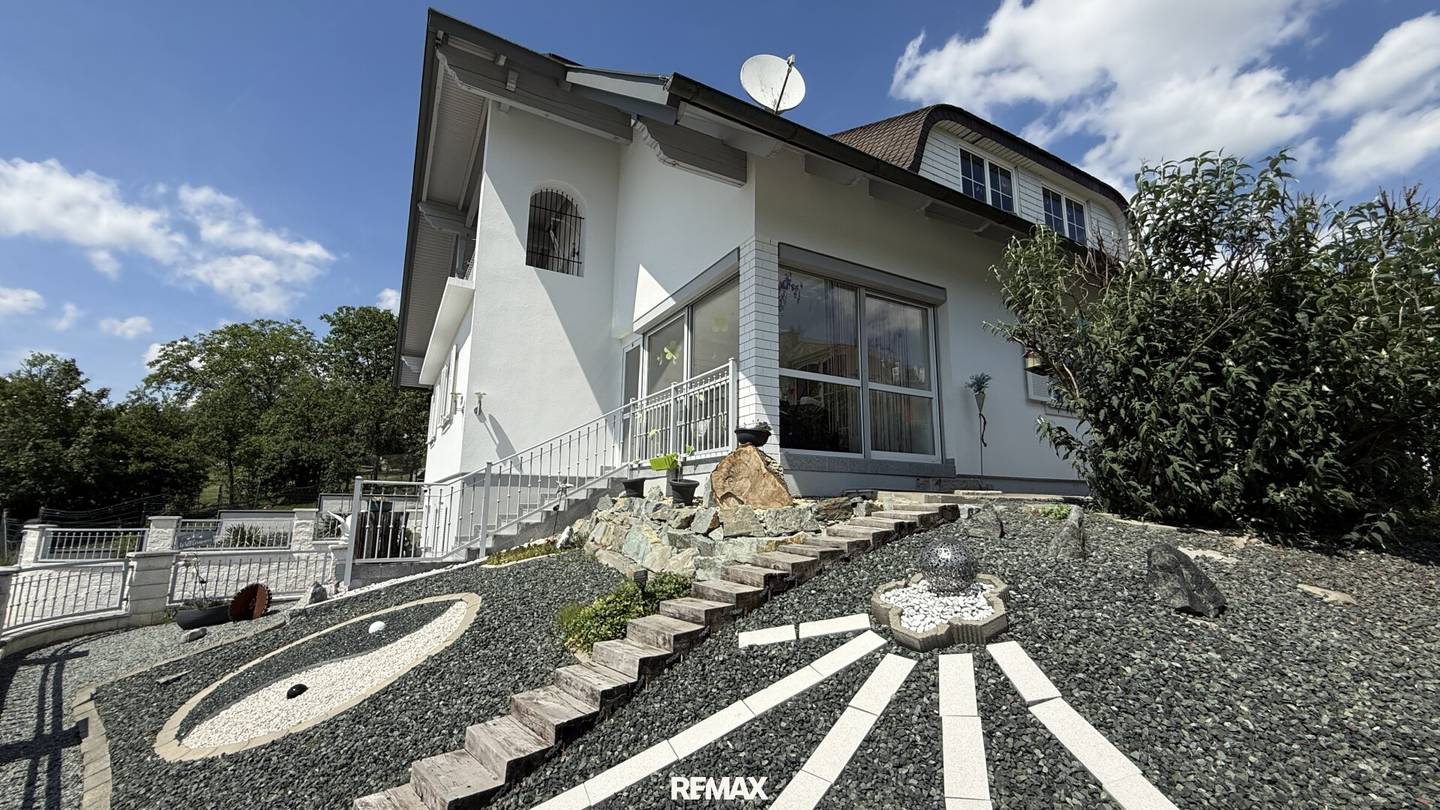 Einfamilienhaus mit Garten Pool Balkon und Garage in Hannersdorf