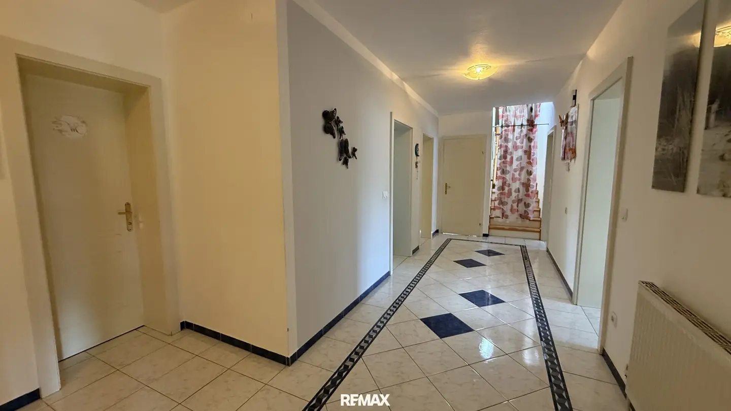 Einfamilienhaus mit Garten Pool Balkon und Garage in Hannersdorf