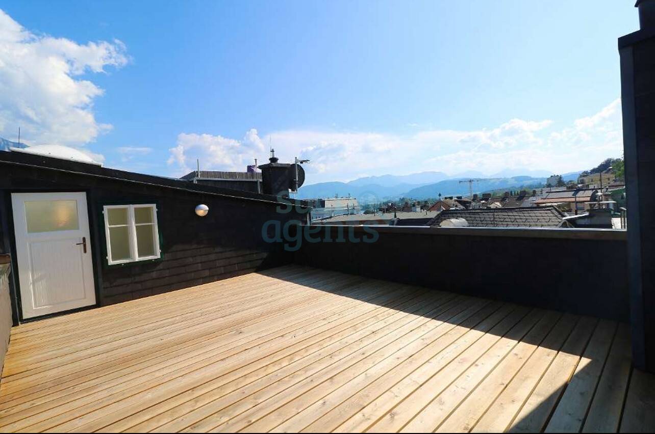 Attic apartment with roof terrace in old town
