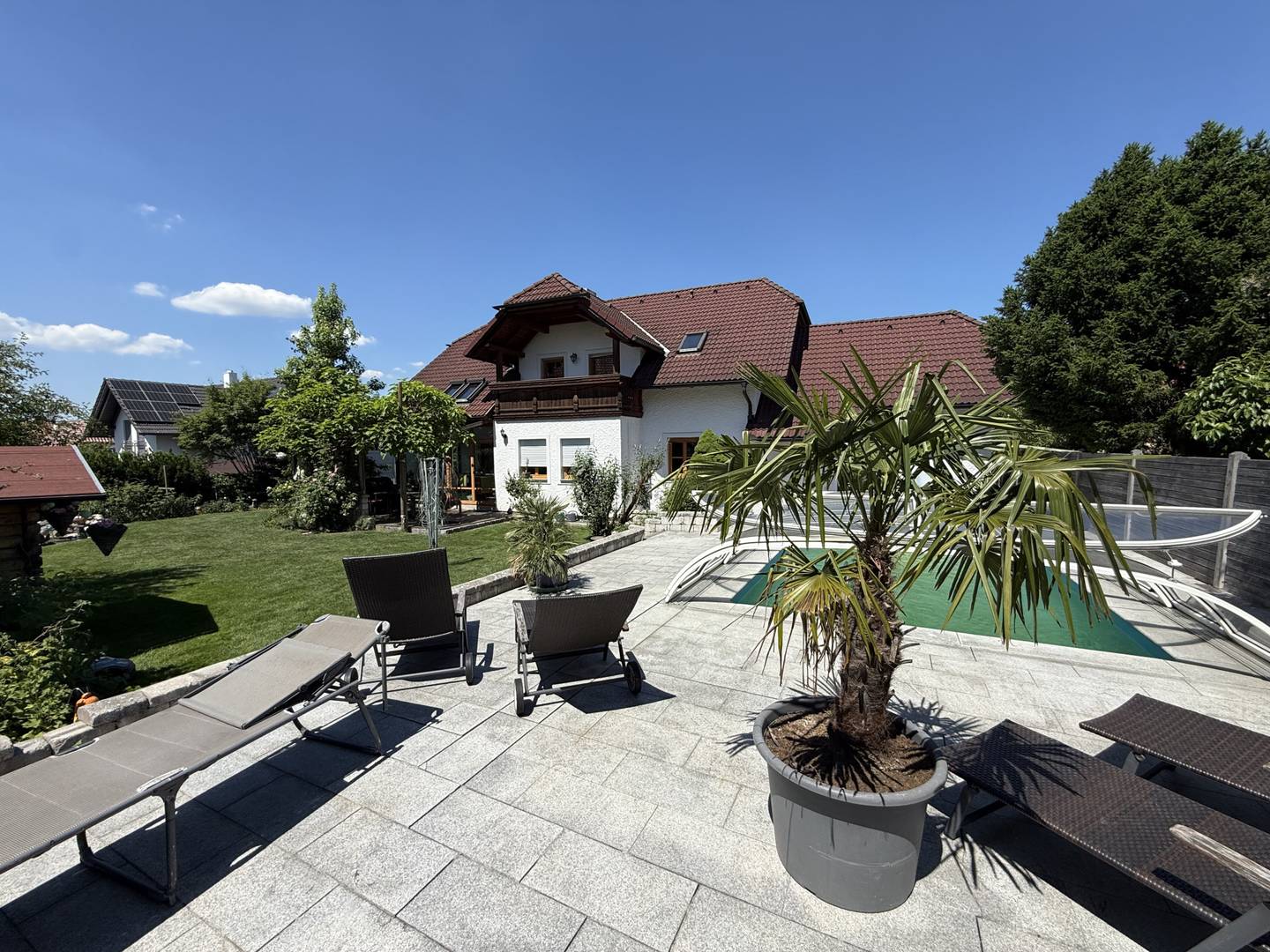 Hochwertiges Einfamilienhaus mit Wintergarten und Pool in ruhiger Lage