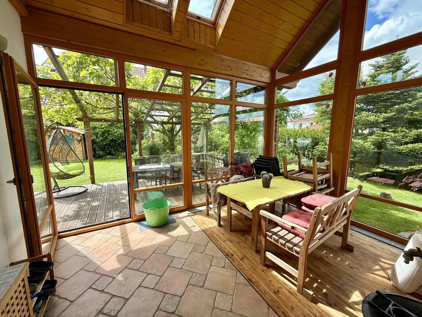 Hochwertiges Einfamilienhaus mit Wintergarten und Pool in ruhiger Lage
