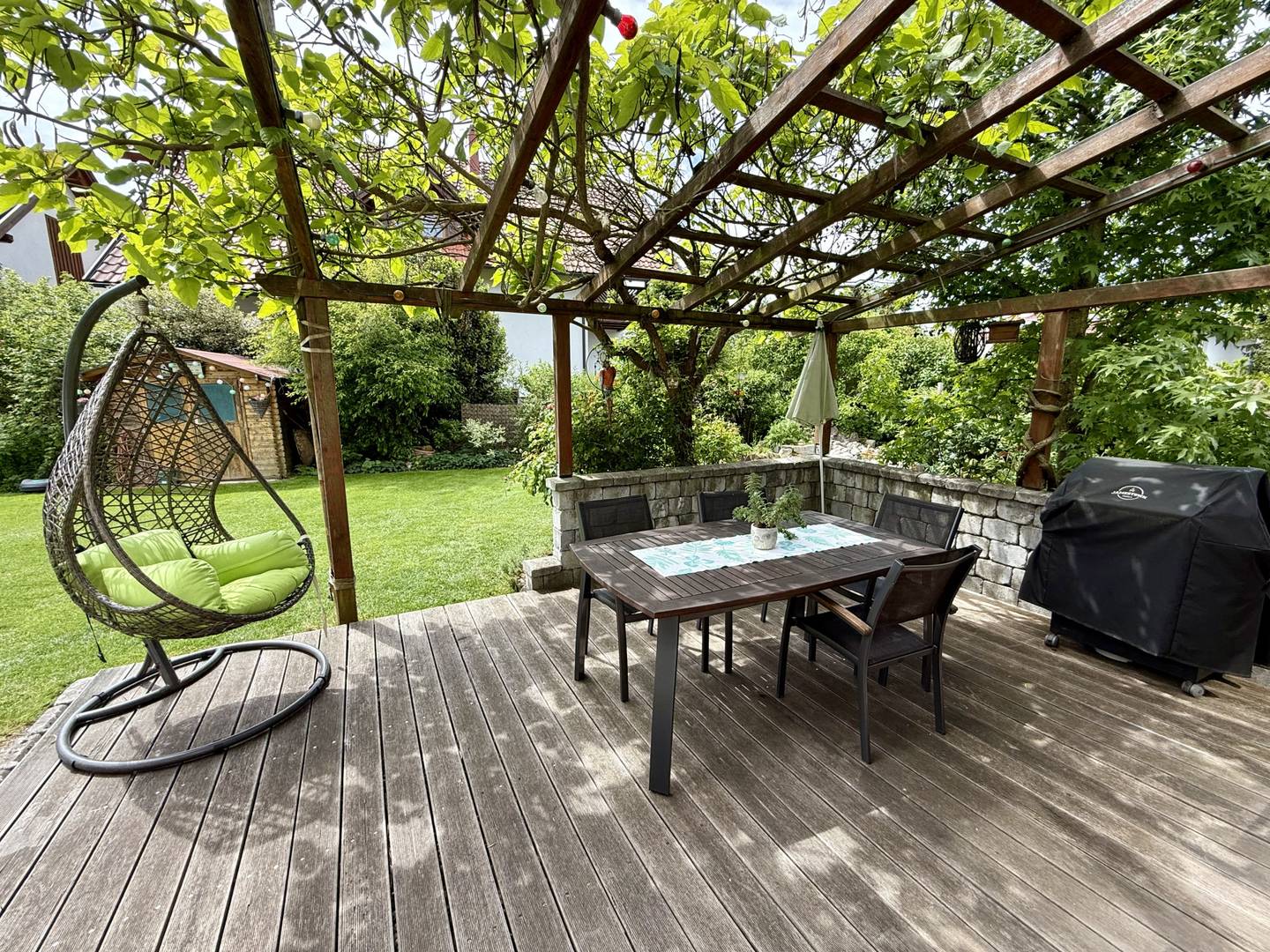 Hochwertiges Einfamilienhaus mit Wintergarten und Pool in ruhiger Lage