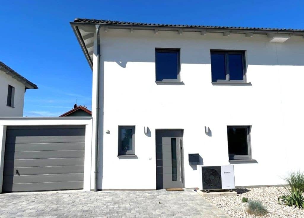 Neuwertiges Doppelhaus mit Garten und Garage