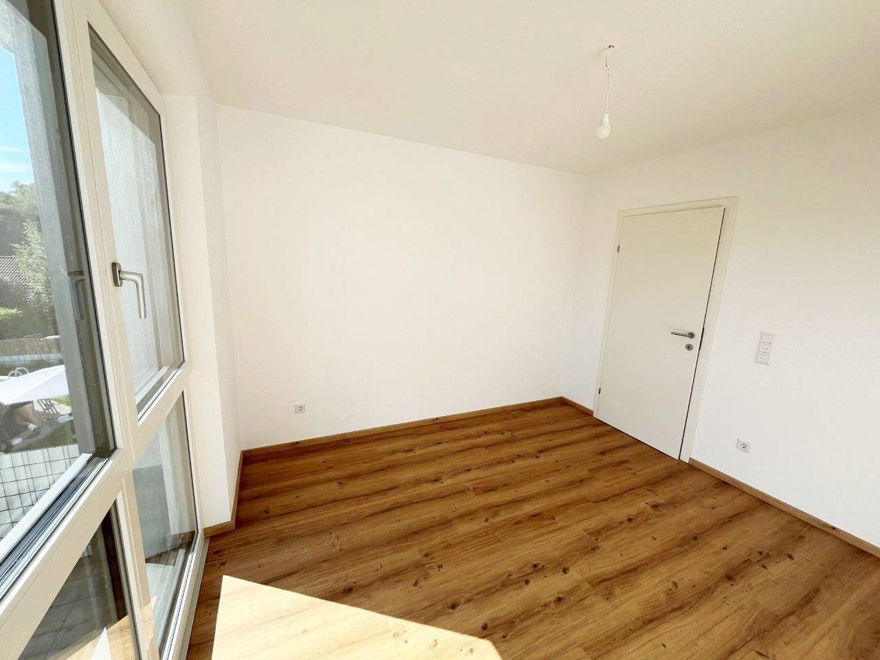 Neuwertiges Doppelhaus mit Garten und Garage