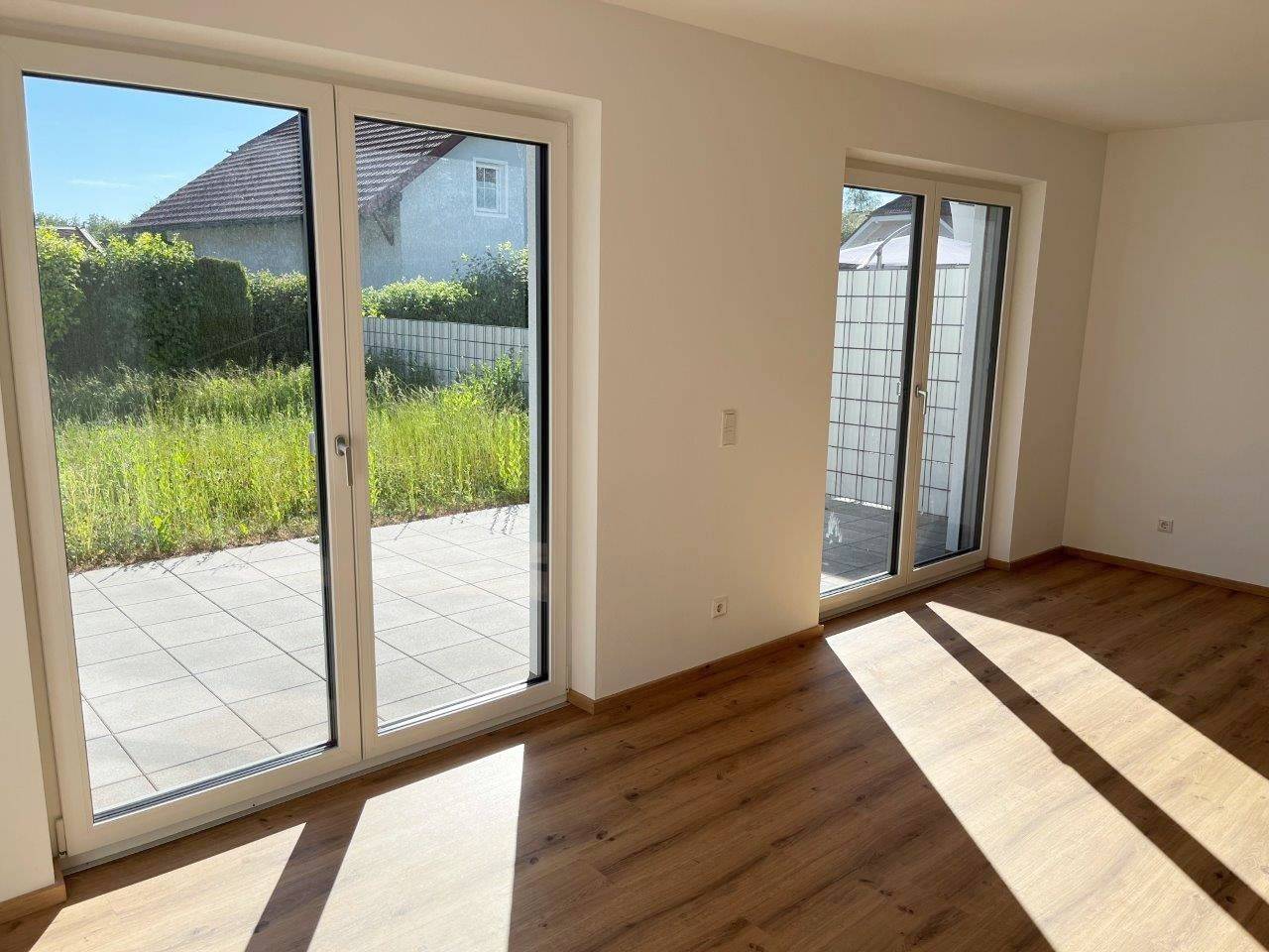 Neuwertiges Doppelhaus mit Garten und Garage