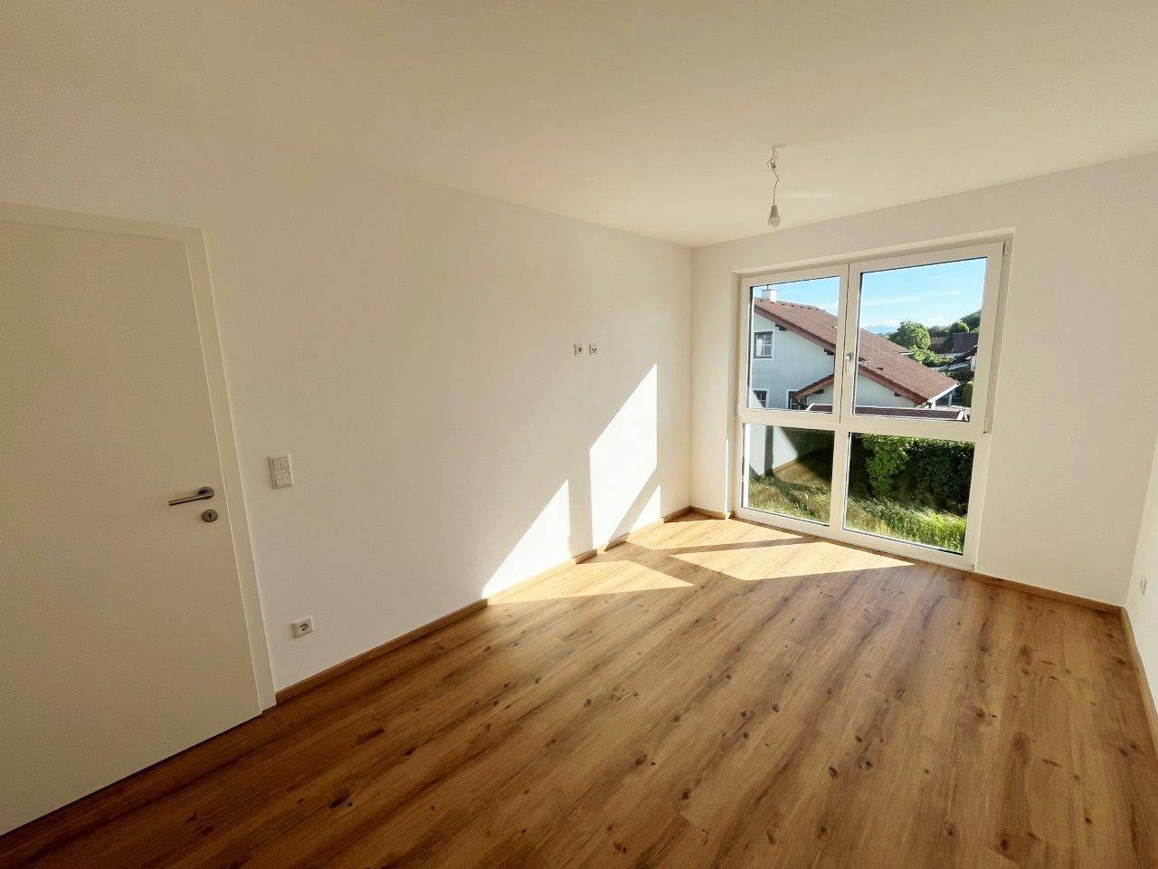 Neuwertiges Doppelhaus mit Garten und Garage